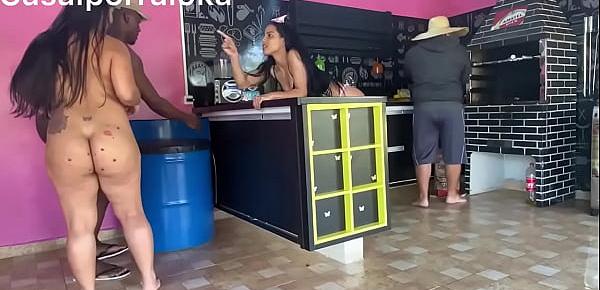 trendsSubrinha pega sua tia fodendo escondido com seu marido enquanto o Tiu fica distraído na churrasqueira * Bruna lopesxx * instagram @casalporraloka.ofc